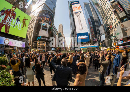 Il RealReal lavoratori con la famiglia e gli amici al di fuori del Nasdaq stock exchange in Times Square a New York il Venerdì, 28 giugno 2019 per l'offerta pubblica iniziale del lusso ri-commerce rivenditore. L'avvio, che vende dopo l'autenticazione, precedentemente di proprietà di beni di lusso sulla partita ha lanciato la sua offerta pubblica iniziale. La stima per la totale lusso mercato di rivendita negli Stati Uniti è di 6 miliardi di dollari. (© Richard B. Levine) Foto Stock