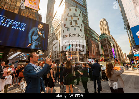 Il RealReal lavoratori con la famiglia e gli amici al di fuori del Nasdaq stock exchange in Times Square a New York il Venerdì, 28 giugno 2019 per l'offerta pubblica iniziale del lusso ri-commerce rivenditore. L'avvio, che vende dopo l'autenticazione, precedentemente di proprietà di beni di lusso sulla partita ha lanciato la sua offerta pubblica iniziale. La stima per la totale lusso mercato di rivendita negli Stati Uniti è di 6 miliardi di dollari. (© Richard B. Levine) Foto Stock