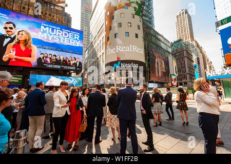 Il RealReal lavoratori con la famiglia e gli amici al di fuori del Nasdaq stock exchange in Times Square a New York il Venerdì, 28 giugno 2019 per l'offerta pubblica iniziale del lusso ri-commerce rivenditore. L'avvio, che vende dopo l'autenticazione, precedentemente di proprietà di beni di lusso sulla partita ha lanciato la sua offerta pubblica iniziale. La stima per la totale lusso mercato di rivendita negli Stati Uniti è di 6 miliardi di dollari. (© Richard B. Levine) Foto Stock