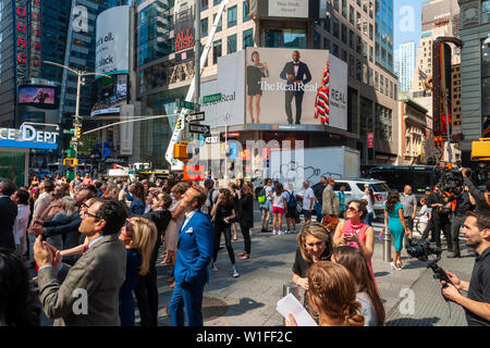 Il RealReal lavoratori con la famiglia e gli amici al di fuori del Nasdaq stock exchange in Times Square a New York il Venerdì, 28 giugno 2019 per l'offerta pubblica iniziale del lusso ri-commerce rivenditore. L'avvio, che vende dopo l'autenticazione, precedentemente di proprietà di beni di lusso sulla partita ha lanciato la sua offerta pubblica iniziale. La stima per la totale lusso mercato di rivendita negli Stati Uniti è di 6 miliardi di dollari. (© Richard B. Levine) Foto Stock