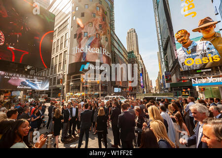 Il RealReal lavoratori con la famiglia e gli amici al di fuori del Nasdaq stock exchange in Times Square a New York il Venerdì, 28 giugno 2019 per l'offerta pubblica iniziale del lusso ri-commerce rivenditore. L'avvio, che vende dopo l'autenticazione, precedentemente di proprietà di beni di lusso sulla partita ha lanciato la sua offerta pubblica iniziale. La stima per la totale lusso mercato di rivendita negli Stati Uniti è di 6 miliardi di dollari. (© Richard B. Levine) Foto Stock