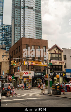 Nuovo sviluppo nel centro di Brooklyn a New York contrasta con i vecchi edifici bassi, visto il Sabato, 29 giugno 2019. A causa di un maggiore sviluppo nel settore, in particolare hi-rise appartamento di lusso edifici, catene di negozi di fascia alta e i rivenditori sono in movimento. (© Richard B. Levine) Foto Stock