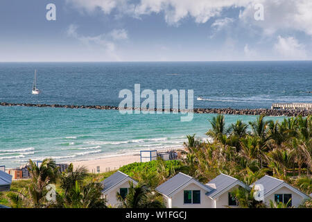 Tratto di spiaggia nel sud della Florida Miami Beach con le acque dell'Oceano Atlantico e il Golfo del Messico Foto Stock