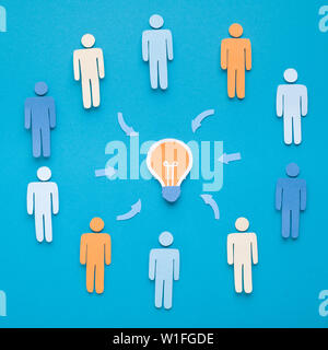 Uomini d'affari in tutto il mondo a investire fondi liberi Foto Stock