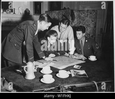 Jedburghs ottenere istruzioni dal briefing Officer in appartamento London. Inghilterra, circa 1944.; Note Generali: Utilizzo di guerra e di conflitto numero 1037 quando si ordina una riproduzione o la richiesta di informazioni su questa immagine. Foto Stock