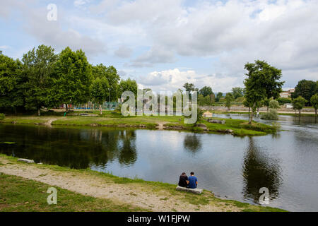 Amares, Portogallo - 20 Giugno 2019 : Le persone che si godono le verdi rive del fiume Cávado a Braga, Portogallo Foto Stock