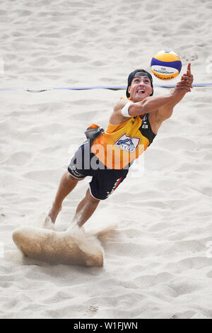 Amburgo, Germania. 02Luglio, 2019. Il beach volley, il campionato del mondo, Rothenbaum Stadium: turno preliminare gli uomini, Erdmann/Inverno (Germania) - Gonzalez/Reyes (Cuba). Sven Winter scava una sfera. Credito: Christian Charisius/dpa/Alamy Live News Foto Stock