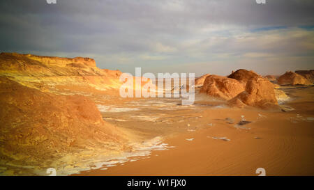 Panorama della valle El-Agabat nel deserto bianco, Sahara, Farafra, Egitto Foto Stock