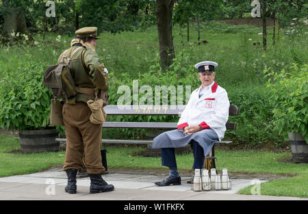 Kidderminster, Regno Unito. Il 29 giugno, 2019. Severn Valley ferrovie 'Step torna alla 1940's' ottiene fuori ad un inizio favoloso questo fine settimana con il costume di re-enactors giocare la loro parte nel fornire un autentica ricreazione del tempo di guerra la Gran Bretagna. Credito: Lee Hudson Foto Stock