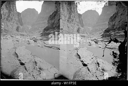 Kanab Canyon. Vicino alla bocca. Scogliere in la distanza a destra e a sinistra sono sull'altro lato del fiume Colorado, campo di applicazione e il contenuto: Kanab Canyon. Vicino alla bocca. Scogliere in la distanza a destra e a sinistra sono sull'altro lato del fiume Colorado. Le barche sono il Powell barche della seconda spedizione, 1872. L'acqua nel 1872 era così alta che è stato eseguito il backup di questo canyon laterale e le barche sono state remando fino a questa posizione fo trovare un luogo tranquillo lontano dalla corrente del fiume. /S/F.S.D. (Federico S. Dellenbaugh). Punto di vista un po' al di sotto di 688. (L'originale negativo di vetro sembra essere stato danneggiato sul r Foto Stock