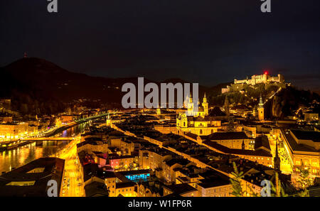 Panorama spettacolare vista sulla storica architettura del centro della città durante il tramonto a Salisburgo, Austria. Foto Stock