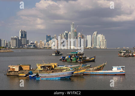 In legno antico barche da pesca di fronte lo skyline della città di Panama Panama Foto Stock