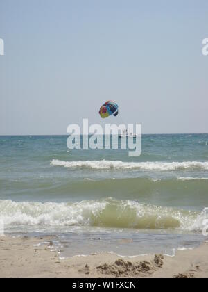 Il parasailing sul mare. Volare in parapendio in tandem sul mare con vedute dell'orizzonte. Tempo libero trascorso attivamente esperienze meravigliose vacanze, Foto Stock