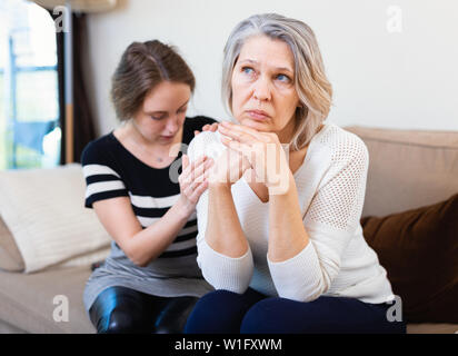 Si scusava donna chiedendo perdono a suo offeso madre dopo la querelle a casa Foto Stock