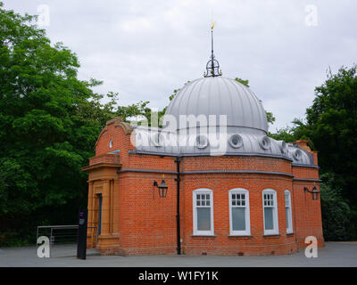 Altazimuth Pavilion home del Annie Maunder Astrographic telescopio presso l'Osservatorio Reale di Greenwich, Peter Harrison Planetarium, Londra, Regno Unito. Foto Stock