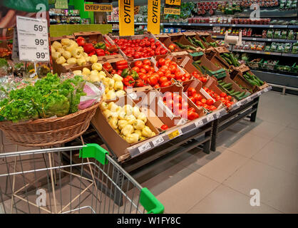 Shopping per frutta e verdura in un supermercato Foto Stock