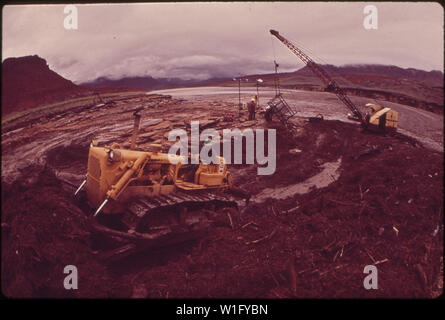 BOOM DI REGISTRO SUL FIUME SAN JUAN IN Monument Valley è stata luogo di operazioni di pulizia a seguito dell'enorme fuoriuscite di olio. BULLDOZER rimuove i detriti SGOTTATE DA DRAGLINE in background. Versare originato 200 Miglia a monte dalla pipeline burst vicino a Shiprock, New Mexico. Il fiume in questo momento più contenute rispetto a quelle usuali quantità di detriti e il clean-up è stata inoltre ostacolata da quasi costante di pioggia. BOOM di olio trattenuto nel controllare fino a quando le inondazioni ha causato un sovraccarico nel Lago Powell Foto Stock