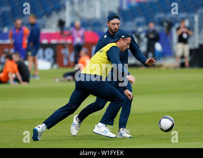 Emirates Riverside, Chester-le-Street, Durham, Regno Unito. 2 Luglio, 2019. ICC di Coppa del Mondo di cricket, corsi di formazione e conferenze stampa, Jos Buttler va passato James Vince come si gioca a calcio Inghilterra durante la sessione di training di questo pomeriggio prima della finale di domani stadio di gruppo di corrispondenza contro la Nuova Zelanda Credito: Azione Sport Plus/Alamy Live News Foto Stock