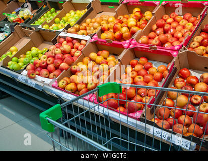 Shopping per frutta e verdura in un supermercato Foto Stock