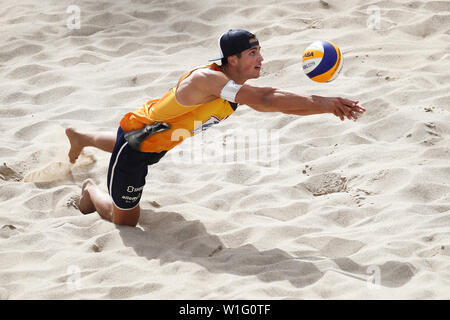 Amburgo, Germania. 02Luglio, 2019. Il beach volley, il campionato del mondo, Rothenbaum Stadium: turno preliminare gli uomini, Erdmann/Inverno (Germania) - Gonzalez/Reyes (Cuba). Sven Winter in azione sul Centre Court. Credito: Christian Charisius/dpa/Alamy Live News Foto Stock