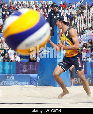 Amburgo, Germania. 02Luglio, 2019. Il beach volley, il campionato del mondo, Rothenbaum Stadium: turno preliminare gli uomini, Erdmann/Inverno (Germania) - Gonzalez/Reyes (Cuba). Sven Winter in azione sul Centre Court. Credito: Christian Charisius/dpa/Alamy Live News Foto Stock