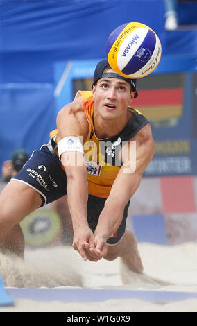 Amburgo, Germania. 02Luglio, 2019. Il beach volley, il campionato del mondo, Rothenbaum Stadium: turno preliminare gli uomini, Erdmann/Inverno (Germania) - Gonzalez/Reyes (Cuba). Sven Winter in azione sul Centre Court. Credito: Christian Charisius/dpa/Alamy Live News Foto Stock