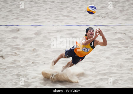 Amburgo, Germania. 02Luglio, 2019. Il beach volley, il campionato del mondo, Rothenbaum Stadium: turno preliminare gli uomini, Erdmann/Inverno (Germania) - Gonzalez/Reyes (Cuba). Sven Winter in azione sul Centre Court. Credito: Christian Charisius/dpa/Alamy Live News Foto Stock