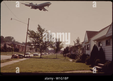 Basso piano di volo in BROOK PARK, appena fuori di Cleveland. Queste case sono in configurazione di atterraggio per il vicino aeroporto di Hopkins Foto Stock