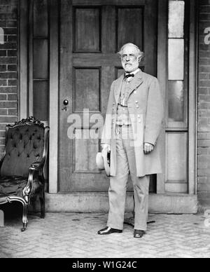 Accampati generale Robert E. Lee, piena lunghezza Ritratto in uniforme che egli aveva indossato alla rinuncia, veranda sul retro di casa sua, Richmond, Virginia, foto di Mathew B. Brady, Aprile 16, 1865 Foto Stock