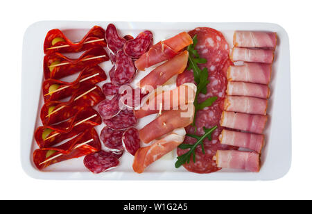 Un assortimento di diversi tipi di salsiccia Spagnola. Isolato su sfondo bianco Foto Stock