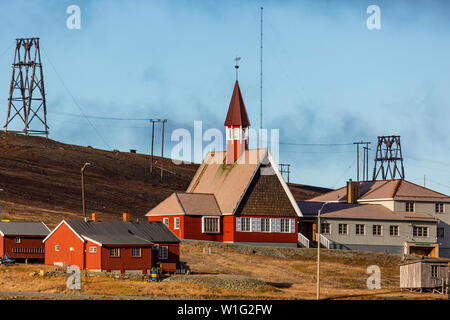 Vista sulla chiesa di Longyearbyen - la parte più settentrionale del settlement nel mondo. Svalbard, Norvegia Foto Stock