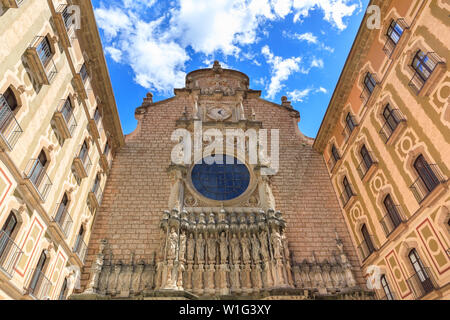 Santa Maria de Montserrat Abbey e Basilica, cortile esterno e Revival Plateresque facciata, Monastero di Montserrat, Barcellona, Spagna Foto Stock