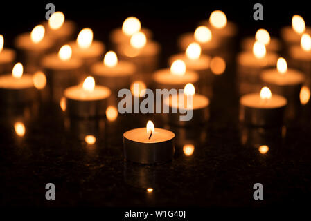 Una disposizione delle luci brucianti del tè. Foto Stock