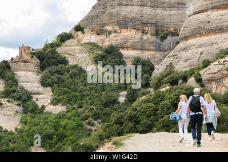 La gente a piedi ed escursione fino a Ermita de Sant Joan nelle montagne intorno a Montserrat vicino a Barcellona, Catalunya, Spagna, Europa Foto Stock