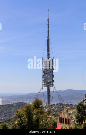 Torre de Collserola torre di trasmissione sulla collina Tibidao, Barcellona, Spagna Foto Stock