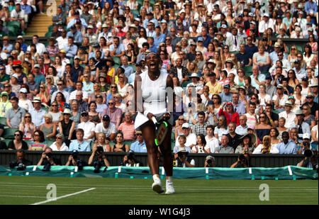 Londra, Regno Unito. 02Luglio, 2019. Il torneo di Wimbledon, 2 luglio 2019 - Serena Williams celebra un punto durante il suo primo giro la vittoria su Giulia Gato-Monticone d'Italia. Credito: Adam Stoltman/Alamy Live News Foto Stock