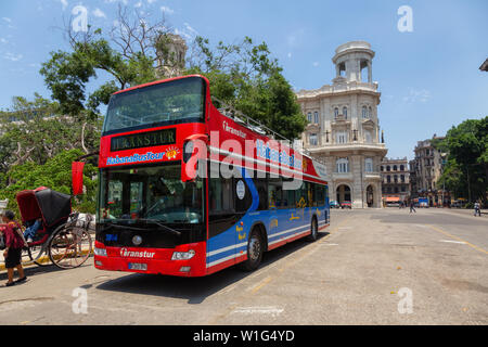 L'Avana, Cuba - 19 Maggio 2019: Bus Turistico Tour Hop on Hop off, per le strade della vecchia Havana City durante una vivace e luminosa giornata di sole. Foto Stock