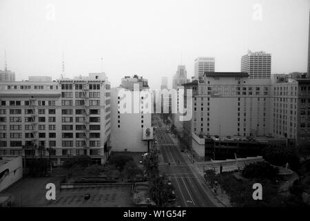 Foto aerea di un'area urbana del centro città bianco e nero Foto Stock