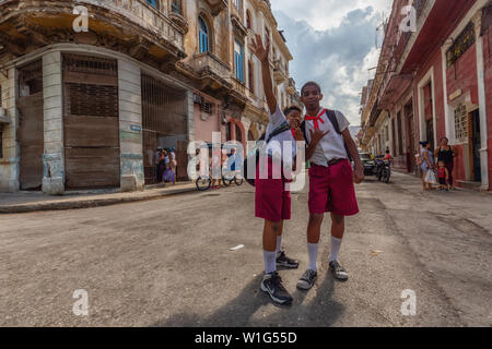 L'Avana, Cuba - 14 Maggio 2019: i giovani cubani a scuola gli studenti in strada di l'Avana Vecchia Città durante un vivace e luminosa giornata di sole. Foto Stock