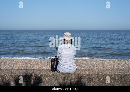 Controllo cellulare sul lungomare di Aldeburgh, Suffolk, Regno Unito Foto Stock