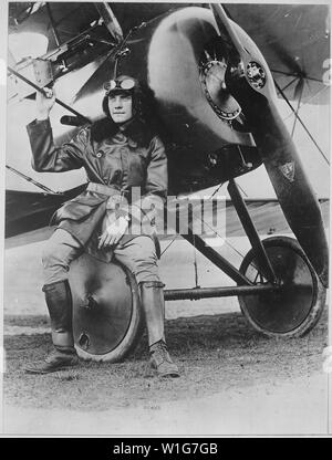 Il tenente Earl Carroll, prominente compositore, è ora a pieno titolo come aviatore NEGLI STATI UNITI Servizio. Egli è mostrato accanto alla sua veloce macchina scout. International Film Service., ca. 1918; le note generali: utilizzo di guerra e di conflitto numero 594 quando si ordina una riproduzione o la richiesta di informazioni su questa immagine. Foto Stock