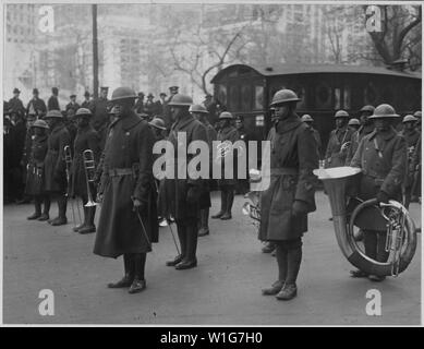 Il tenente James [Reese] l'Europa e la sua famosa banda del 369 fanteria in parata in Fifth Ave . . .; Portata e contenuto: tutta la didascalia per questa voce è il seguente: Il tenente James [Reese] l'Europa e la sua famosa banda del 369 fanteria in parata in Quinta Avenue. Il tenente Europa della famosa band era conosciuto come il migliore in American Expeditionary forze in Francia. Generale Pershing preso in prestito per un mese. Essa ha anche preso parte al 4 di luglio in festa a Parigi. Foto Stock