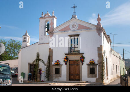 Bellissima vista della cappella cristiana di Estoi situato in Estoi, Portogallo. Foto Stock