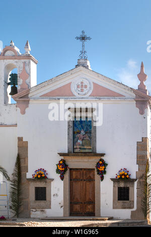 Bellissima vista della cappella cristiana di Estoi situato in Estoi, Portogallo. Foto Stock