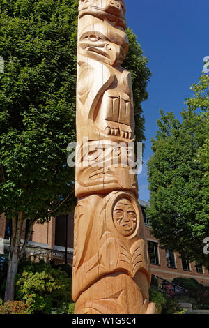 Dettaglio del nuovo stile il Kwakiutl riconciliazione totem scolpito da Xwalacktun e James Harry al di fuori della scuola di Vancouver Board edificio, Vancouver, BC Foto Stock