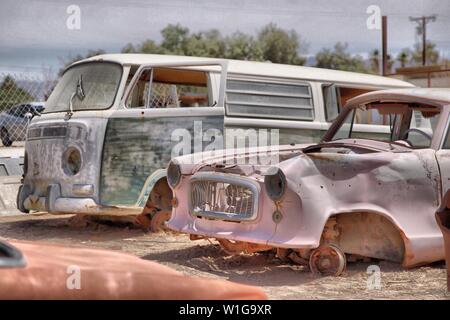 Primo piano di vecchi veicoli distrutti arrugginiti sparati nel cimitero delle auto Foto Stock