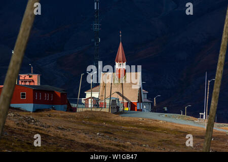 Vista sulla chiesa di Longyearbyen - la parte più settentrionale del settlement nel mondo. Svalbard, Norvegia Foto Stock