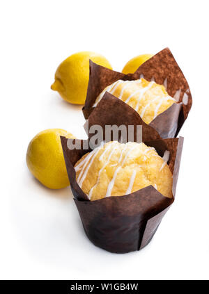 In casa limone muffin isolato su bianco Foto Stock