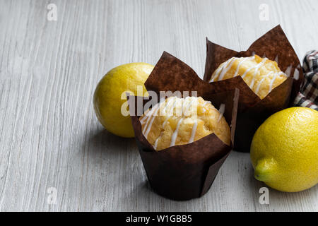 In casa limone muffin su bianco tavolo in legno Foto Stock