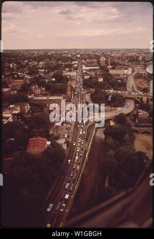M strada di Georgetown. WHITEHURST FREEWAY sulla destra guardando verso est Foto Stock